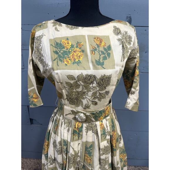 1950's Vintage Pleated Floral Dress with Belt - Picture 2 of 7